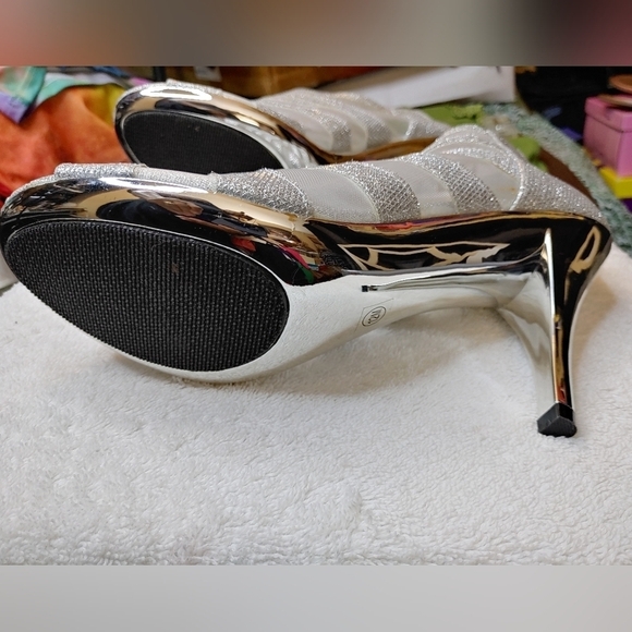 NEW STYLISH SILVER GLITTER/SHEER HEELS SHOES SIZE 12 - Picture 4 of 16